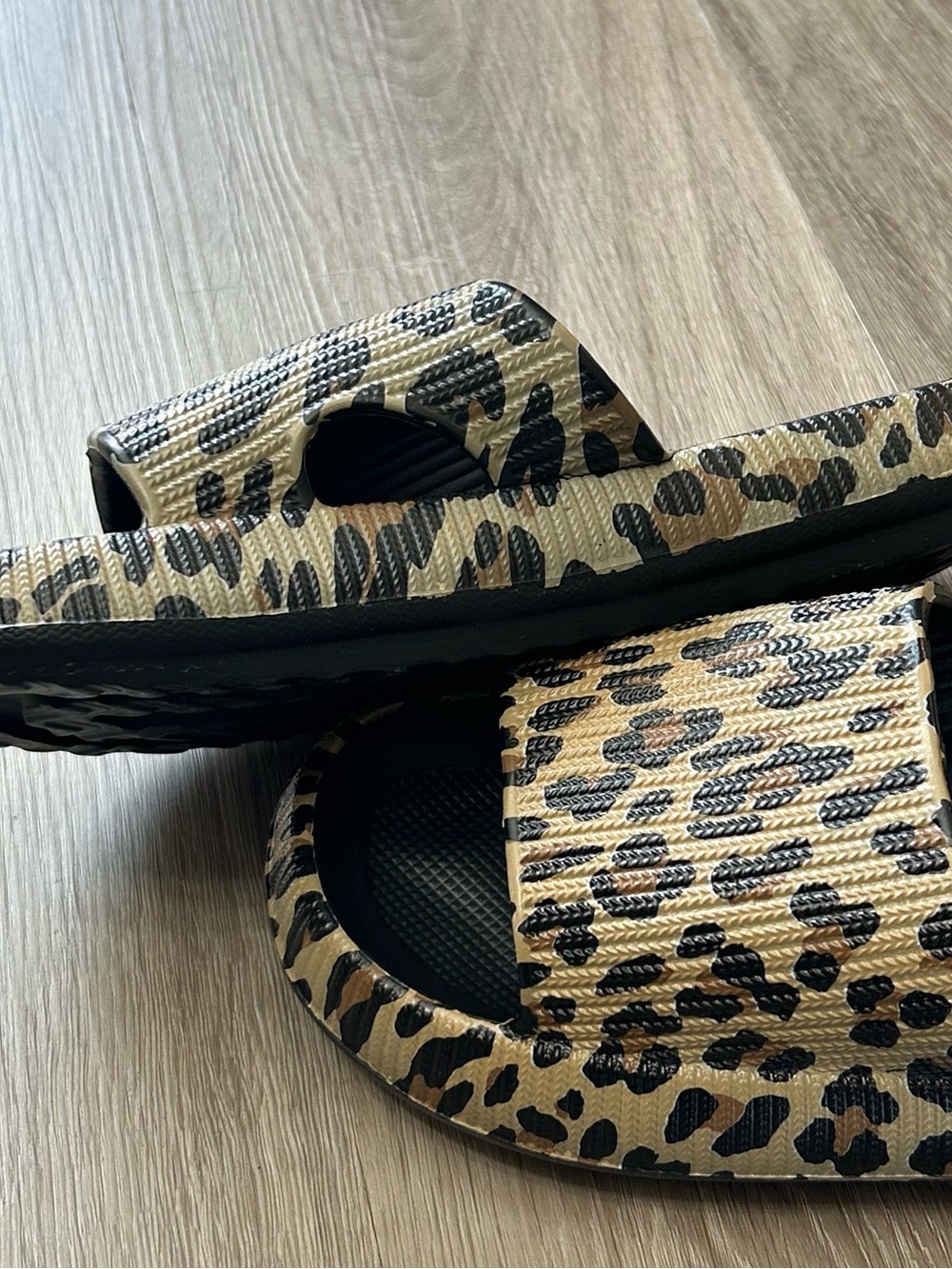 ❤️3/30SALE❤️ NWOT Leopard Print Cloud Slides Foam Sandals Size 40-41 US 9 - Picture 3 of 4